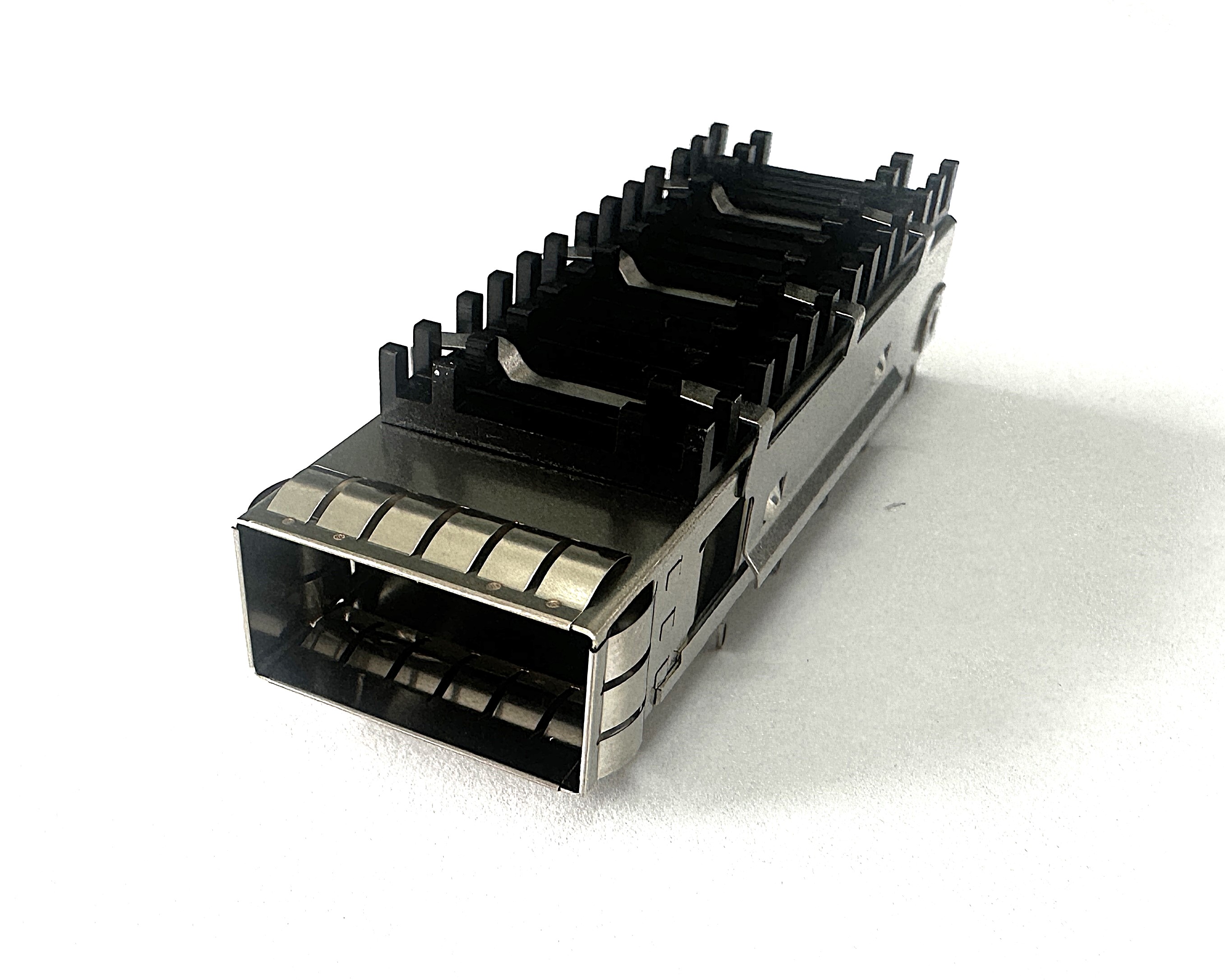 ASP03-651101Y-AE-H (QSFP+ 1x1 Cage with Heatsink)